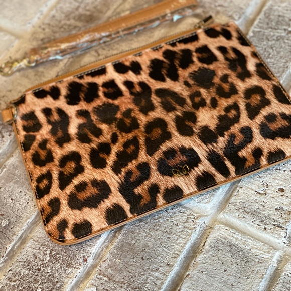 Stylish Leopard Print Wristlet in Vegan Leather - Perfect for On-the-Go Storage - Picture 12 of 12